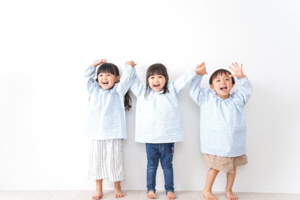 繋いだ手を掲げる子供たち